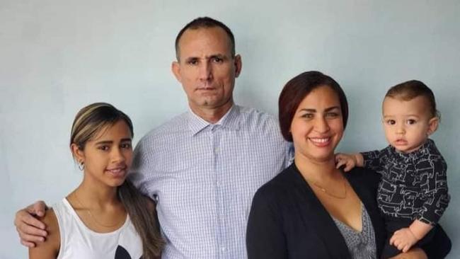 El preso político cubano José Daniel Ferrer junto a su familia. 