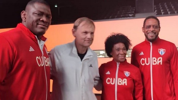 Mijaín López, Javier Sotomayor y Ana Fidelia Quirós junto al presidente de Adidas.