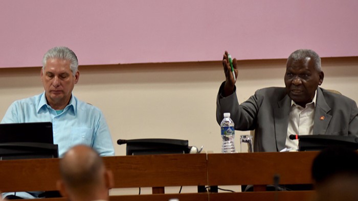 Miguel Díaz-Canel y Esteban Lazo en una Comisión de Asamblea Nacional.