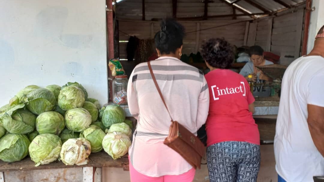 Coles en una tarima de un mercado agropecuario en La Habana.