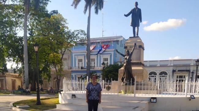 Alina Bárbara López Hernández en su acción cívica el 18 de abril en el Parque de la Libertad de Matanzas. 