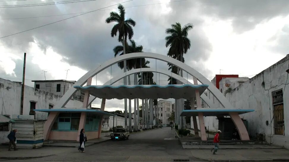 Entrada del Hospital Clínico Quirúrgico Diez de Octubre, antigua 'La Dependiente'..