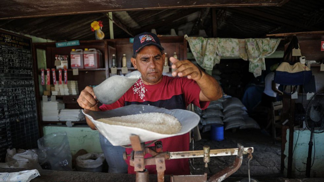 Despacho de arroz racionado en una bodega cubana.