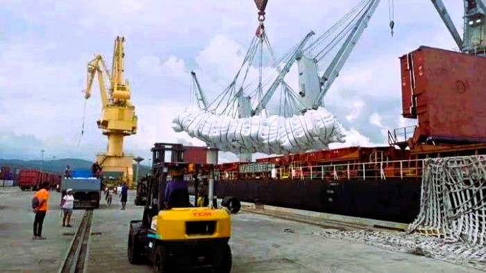 Arroz en descarga en el puerto Guillermón Moncada.