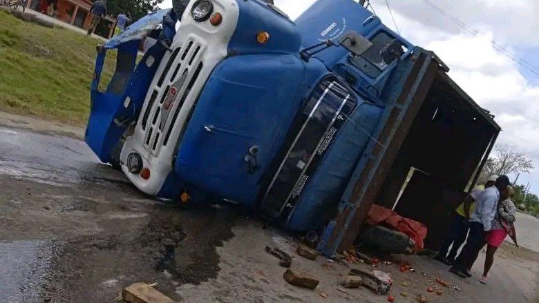 El camión accidentado en Bahía Honda.