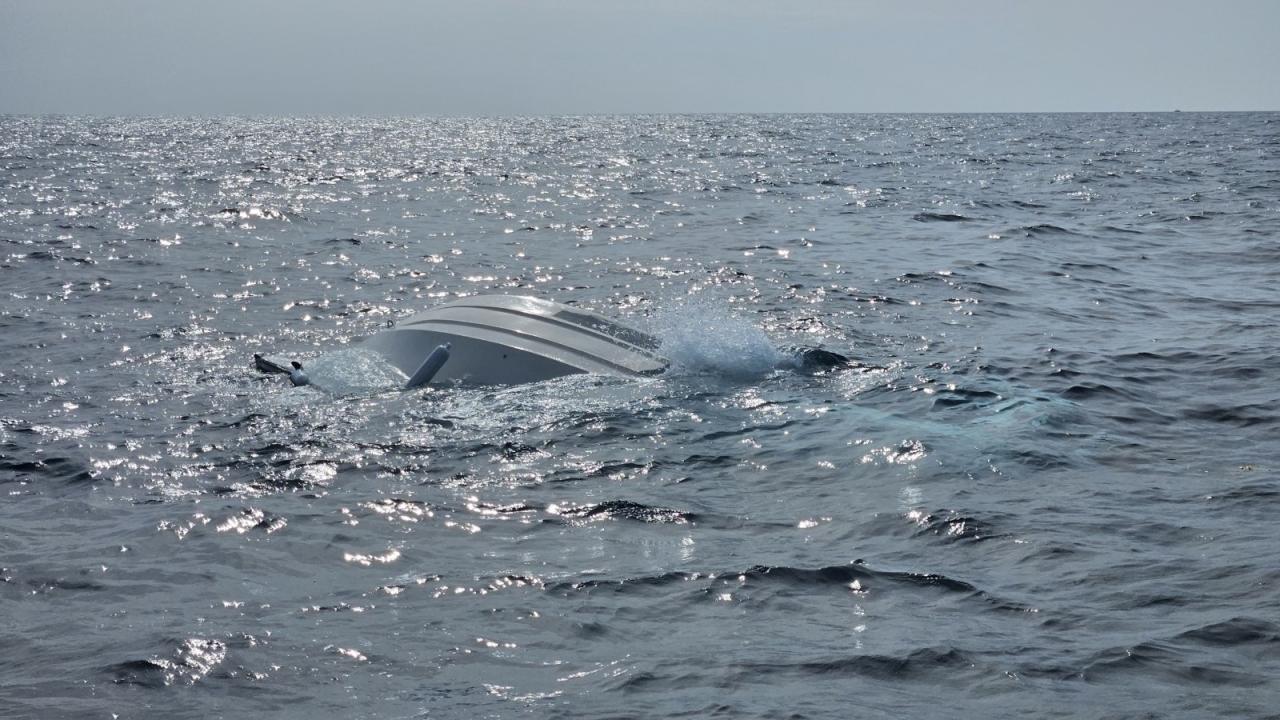 Naufragio de una embarcación en el estrecho de Florida.