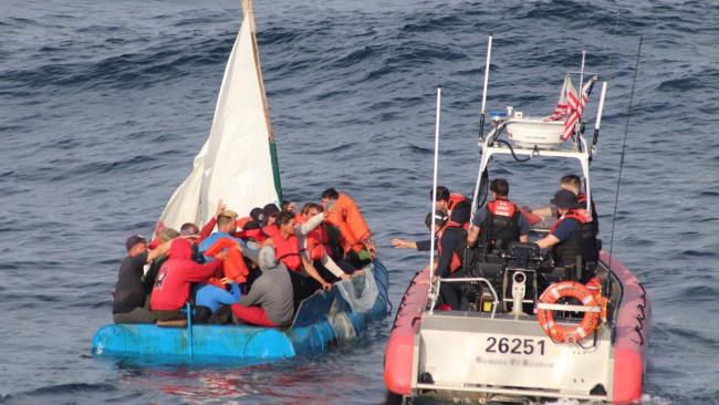 Balseros cubanos interceptados por la Guardia Costera de EEUU.