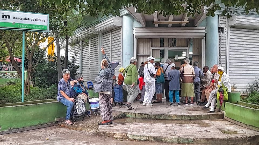 Cubanos haciendo cola en un banco de La Habana.