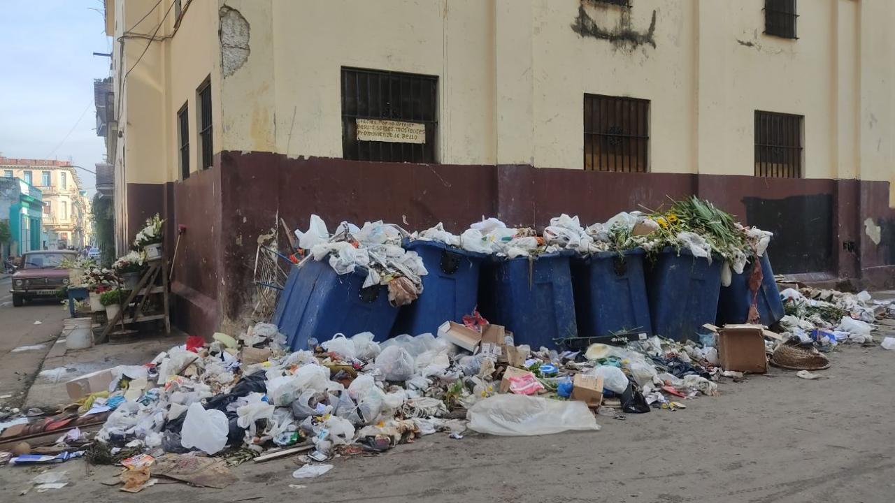 Basurero desbordado en Centro Habana. 