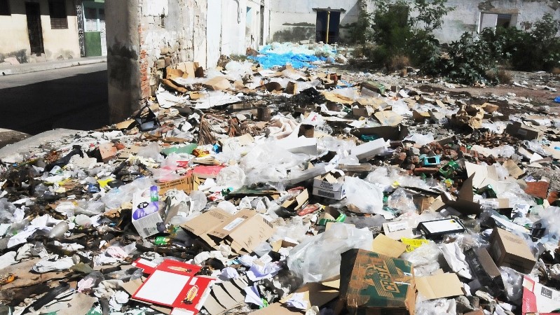 Vertedero de basura en la carretera entre Los Maceo y Calixto García, en la ciudad de Guantánamo.