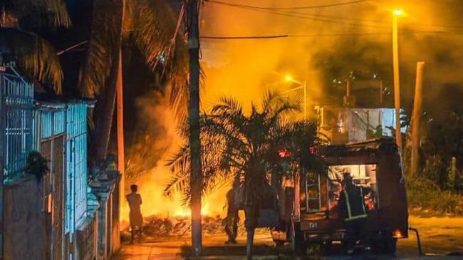 Incendio en un vertedero de basura en una calle de La Habana.