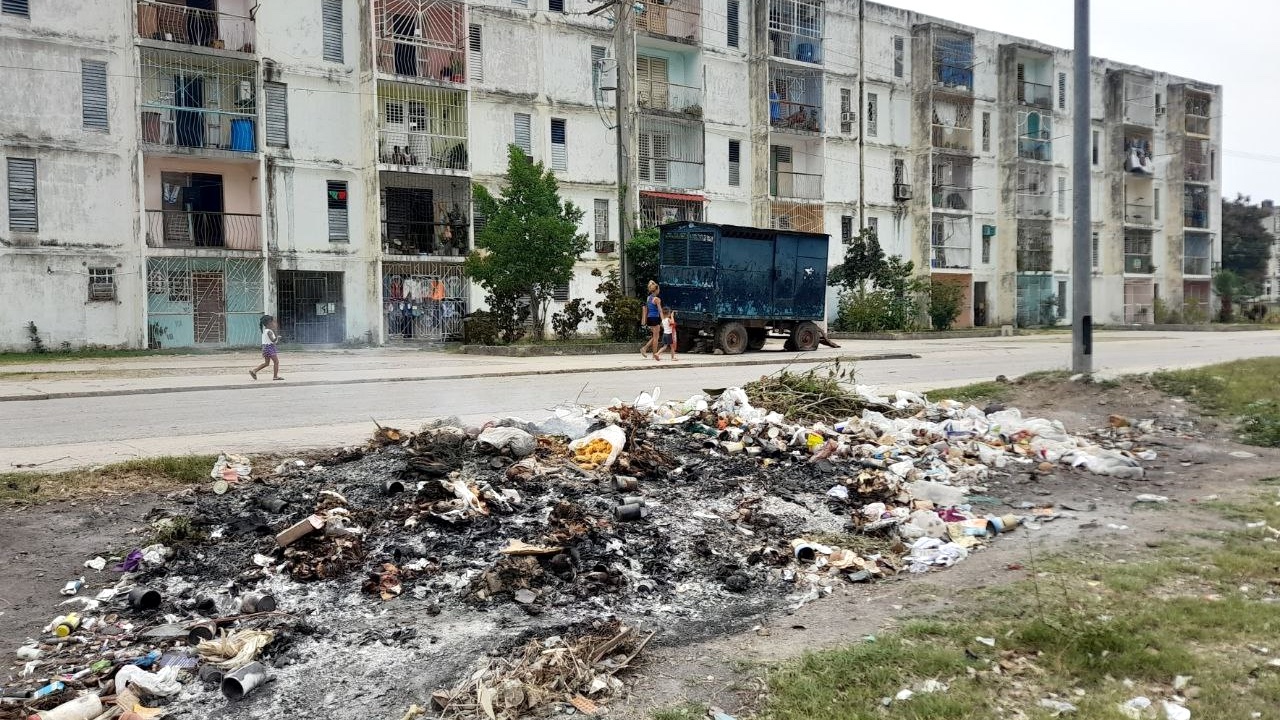 Basura quemada por vecinos frente a edificios de Santiago de Cuba.