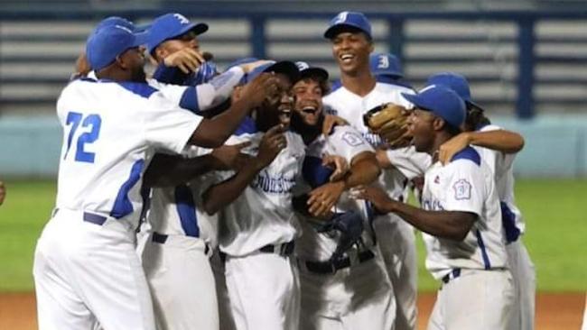 Industriales celebrando.