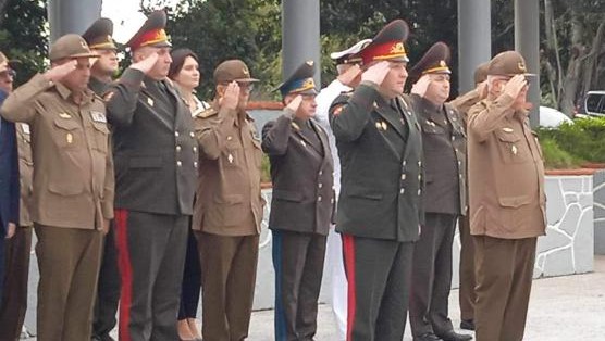 El ministro de Defensa de Bielorrusia, Viktor Jrenin, junto a su homólogo cubano, Álvaro López Miera, en el mausoleo de El Cacahual el lunes 30 de enero.