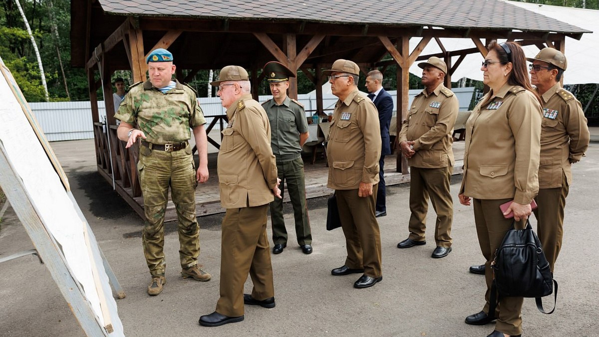 Álvaro López Miera y su delegación en Bielorrusia.