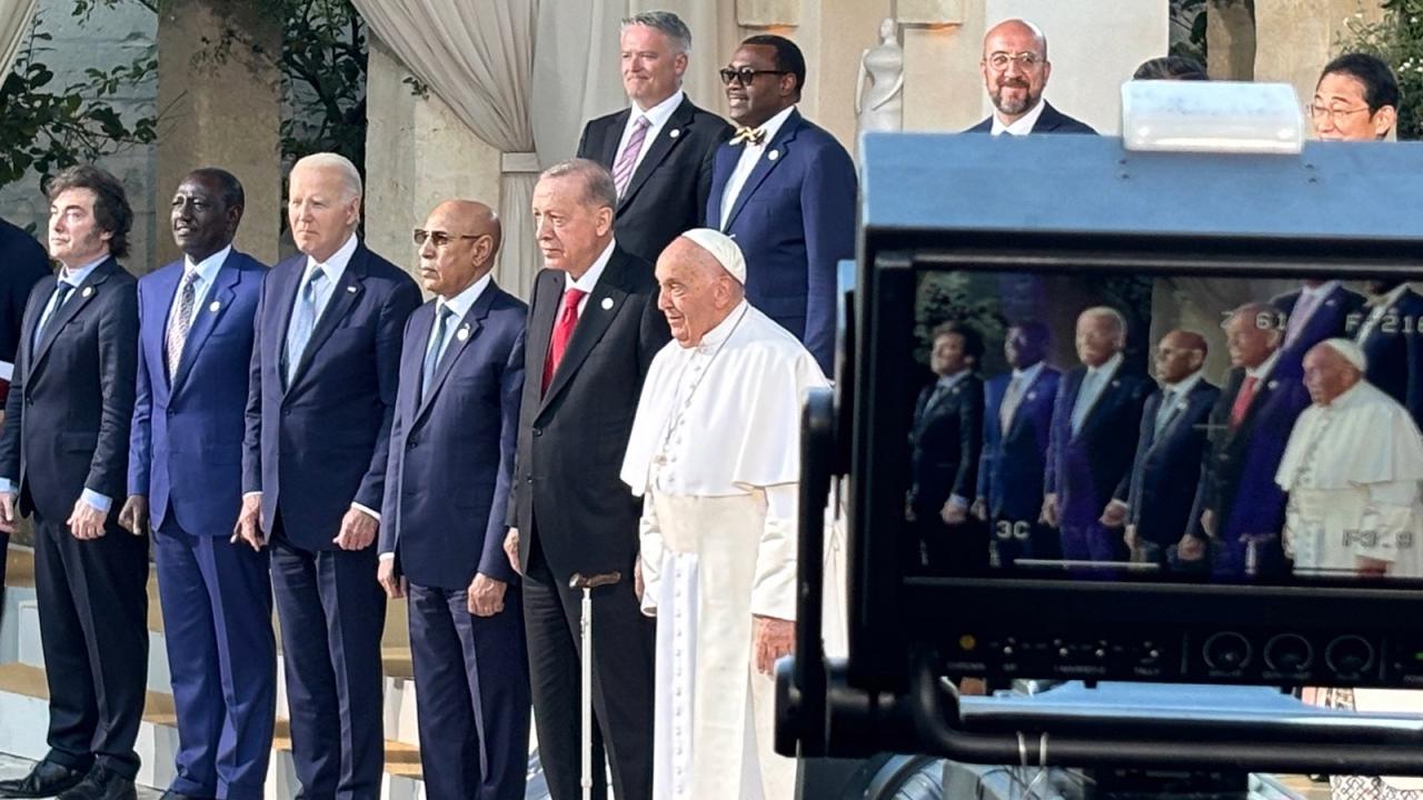 Javier Milei (extrema izq.) en el retrato oficial de la Cumbre del G7, en Italia.