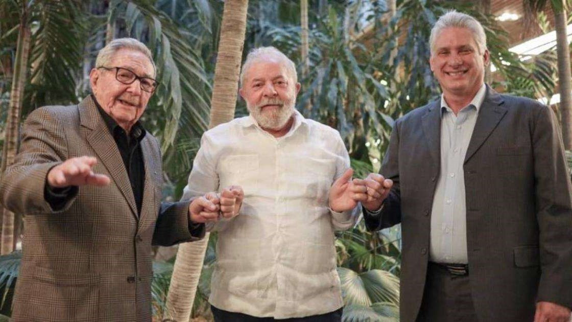 Raúl Castro y Miguel Díaz-Canel con Lula da Silva.