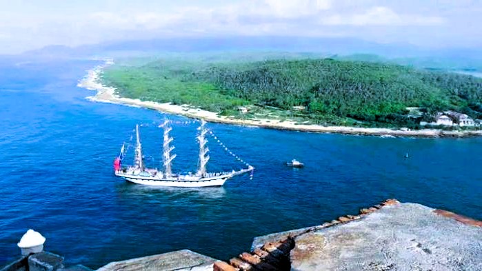 Buque escuela de la Armada de Venezuela entrando en Santiago de Cuba.