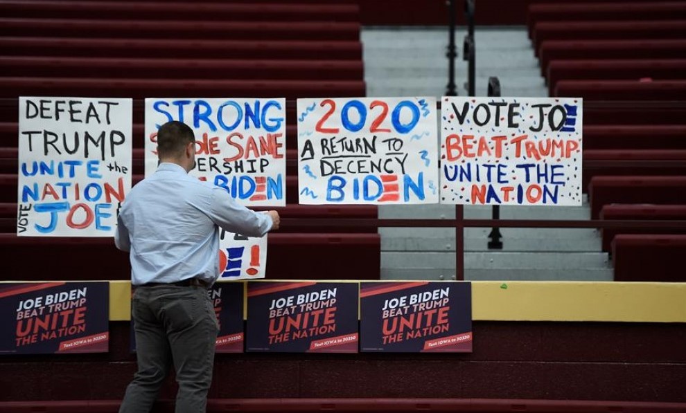 Un funcionario prepara un acto de campaña en Iowa.