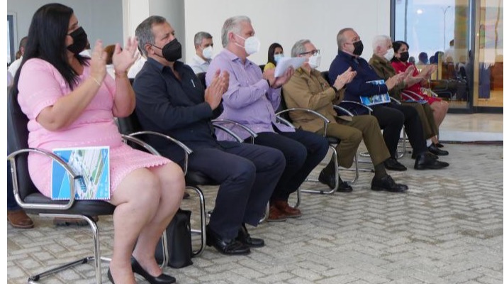  Raúl Castro, Miguel Díaz-Canel y Luis Alberto Rodríguez López-Callejas en la inauguración de la planta.