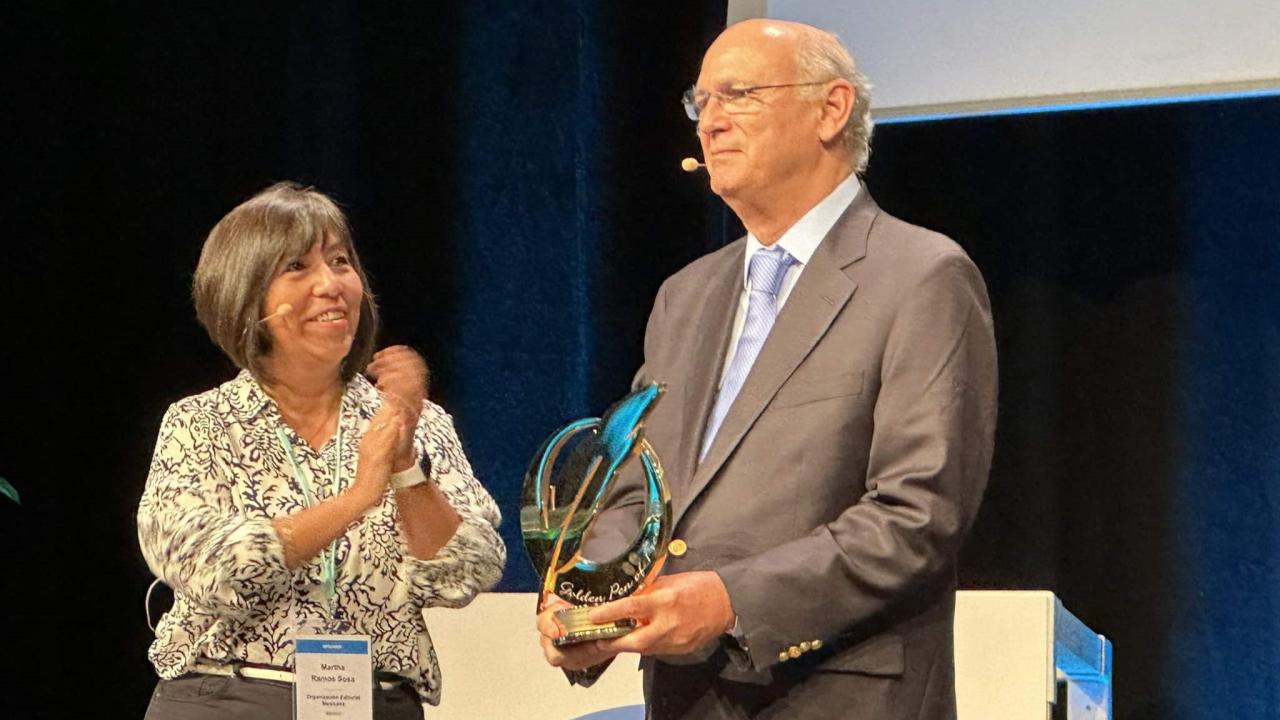 El periodista Carlos Chamorro al recibir el premio.