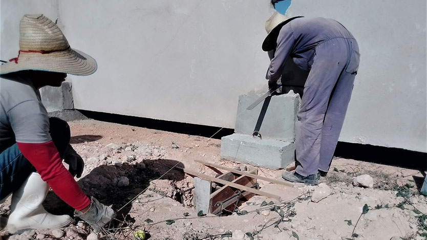 Obreros trabajando en la construcción del nuevo cementerio de Ciego de Ávila.