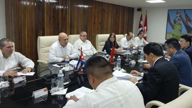 Roberto Morales Ojeda recibe a la delegación del Partido Comunista Chino.