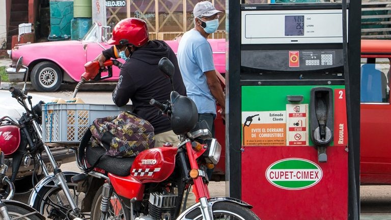 Una gasolinera en La Habana.