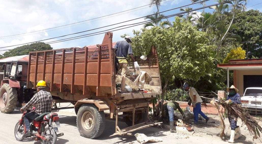 Un vehículo de Comunales en Mayarí, Holguín.