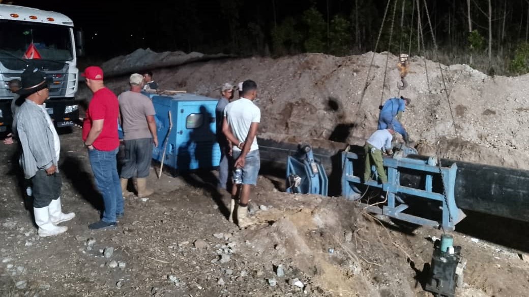 Trabajos para recuperar la zona dañada por el incendio.