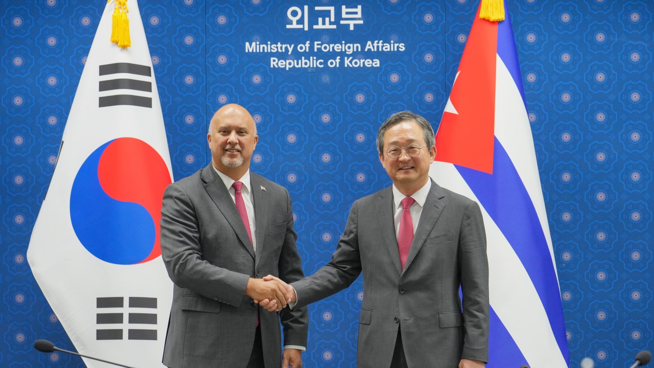 Carlos Miguel Pereira, director general de la División de Asuntos Bilaterales de la Cancillería cubana, y el viceministro de Asuntos Políticos de Corea del Sur, Chung Byung-won.