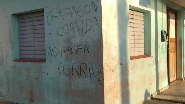 Una pintada contra los apagones en una funeraria de Unión de Reyes, Matanzas.