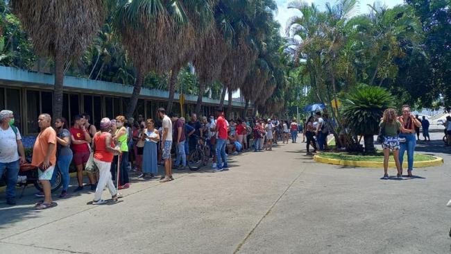 Cola para comprar entradas para el concierto de Pablo Milanés en Cuba.