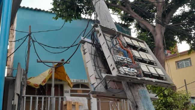 Un grupo de metrocontadores expuestos ante una vivienda en La Habana.