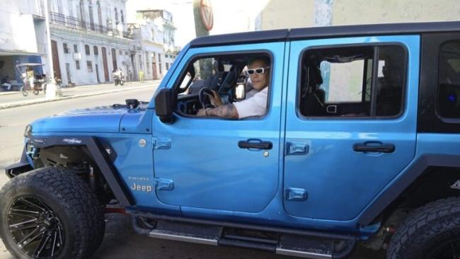 Un carro importado de EEUU circula en La Habana.