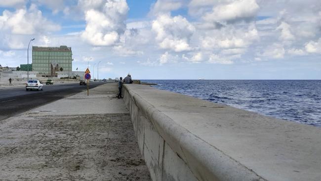 Malecón de La Habana con la embajada de EEUU al fondo.