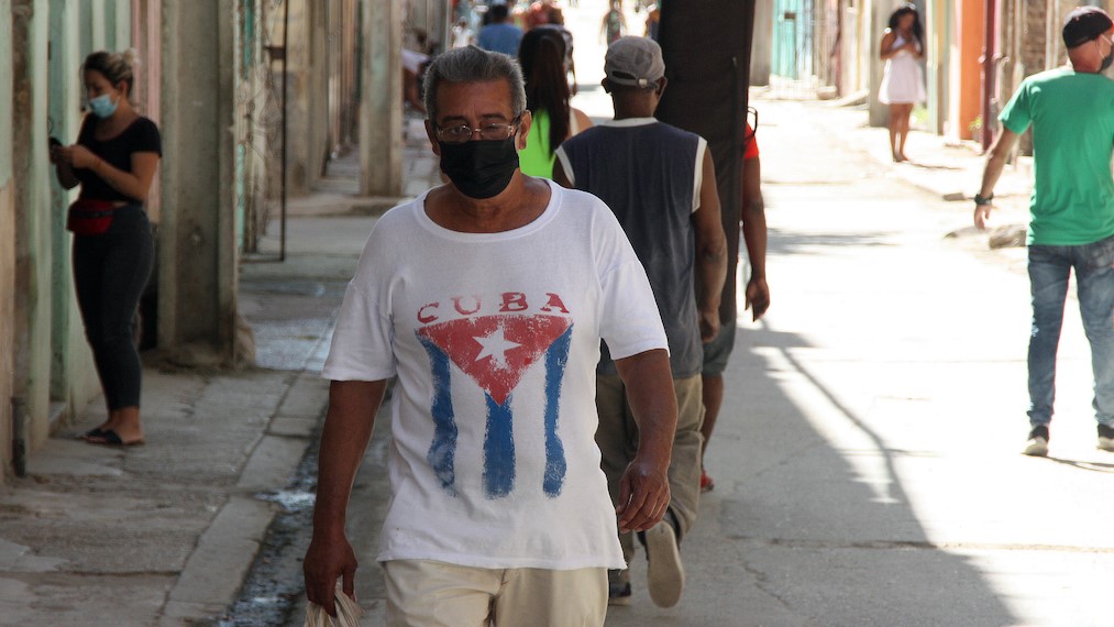 Gente en una calle de La Habana.