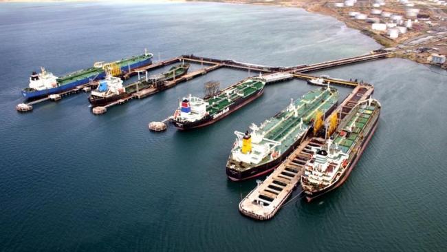 Buques petroleros cargando en el puerto de la refinería de Amuay, en Venezuela.