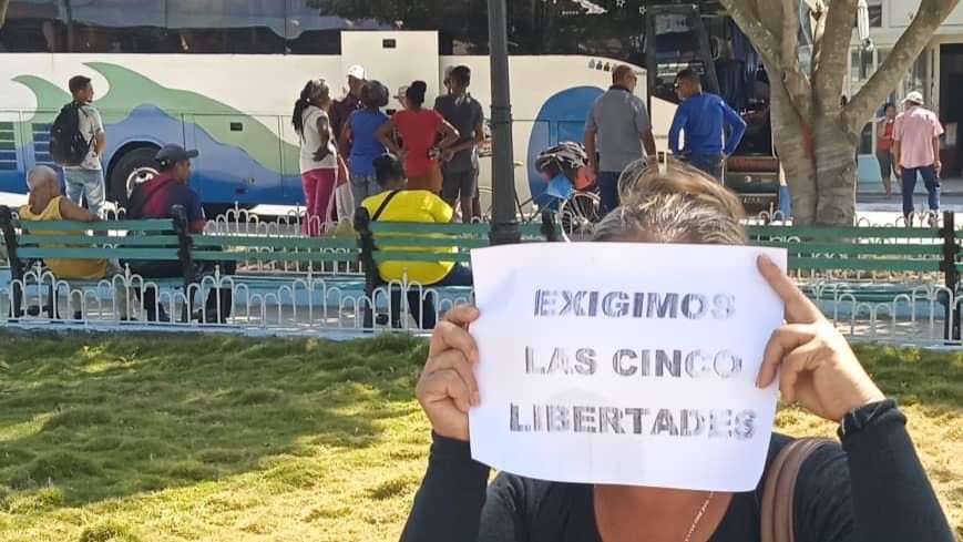 Una mujer promueve la iniciativa Cinco Libertades contra el Totalitarismo.