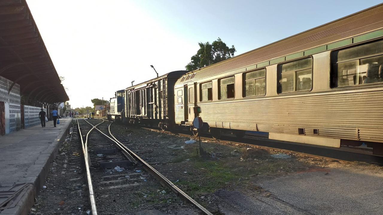 Tren en una vía cubana.