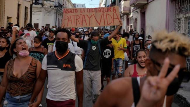 Un cubano con un cartel de 'Patria y Vida' durante las protestas del 11J.