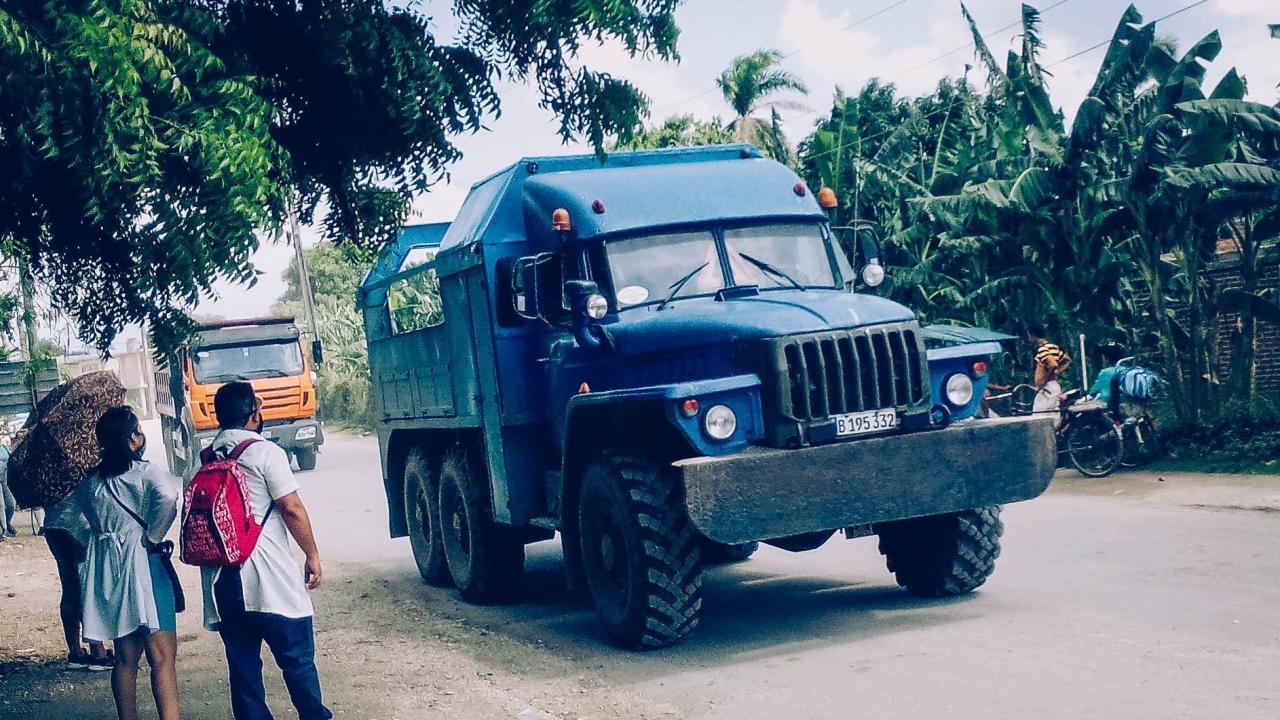 Un camión Ural en una carretera de Holguín.