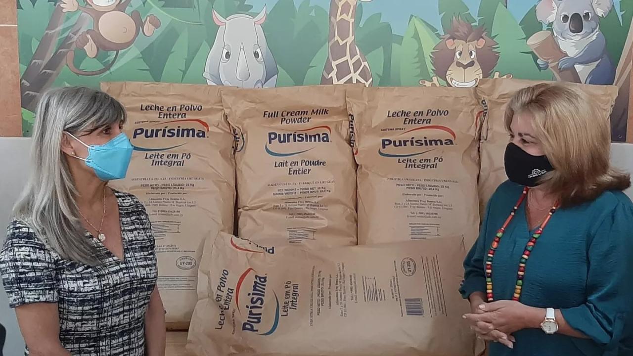 Entrega de un donativo de leche en polvo a un hospital pediátrico en Cuba.