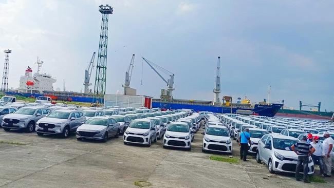 Carros importados a Cuba tras su descarga en Mariel.