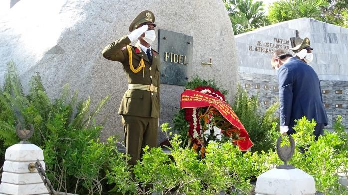 El presidente de Vietnam ante la piedra de Fidel Castro en Santa Ifigenia.