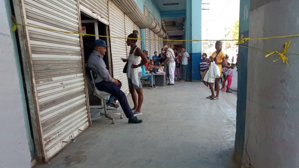 Custodia policial en un local público en La Habana.