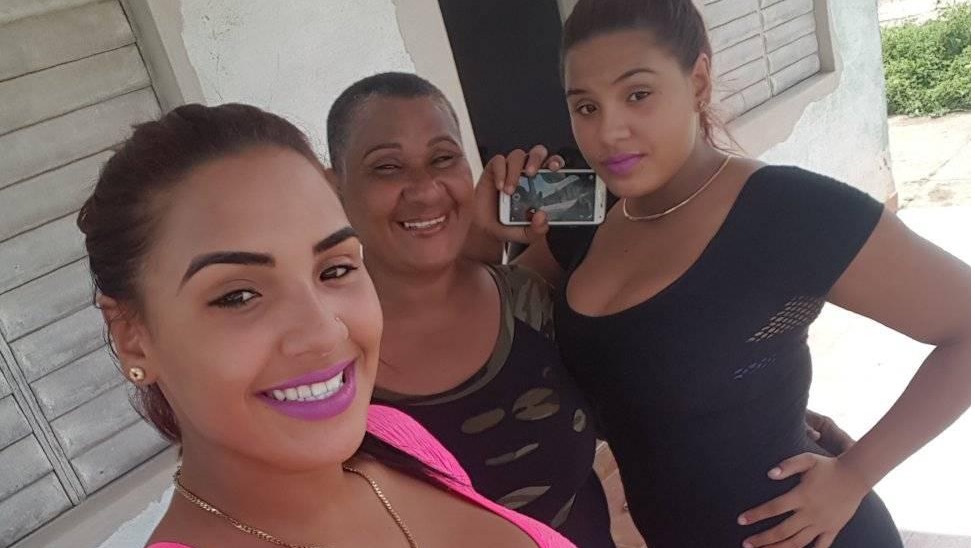 Las presas políticas cubanas Lisdany y Lisdiany Rodríguez Isaac junto a su madre.