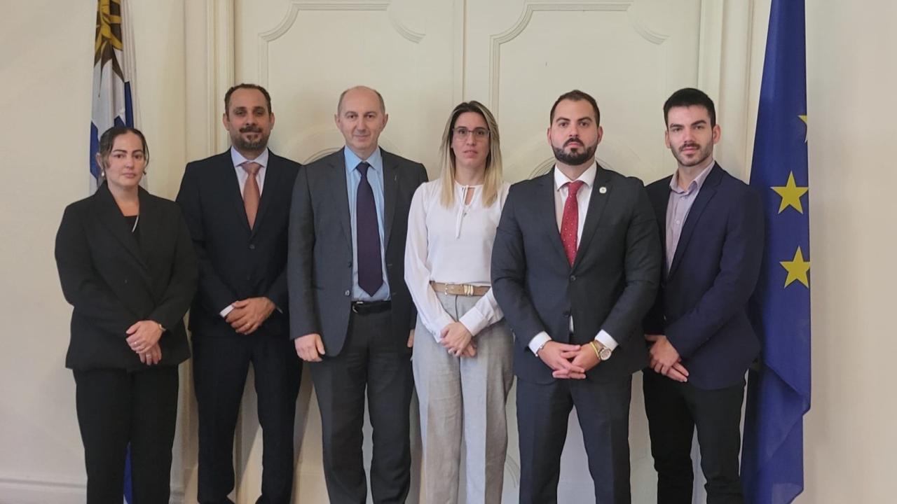 Miembros de Cubanos libres en Uruguay junto al embajador de la UE en esa nación.