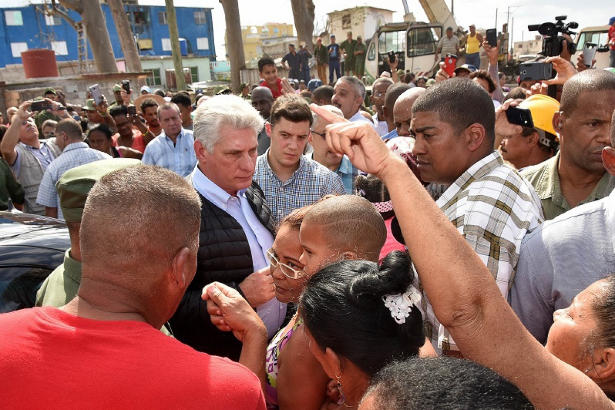 Miguel Díaz-Canel en una de las zonas afectadas por el tornado.