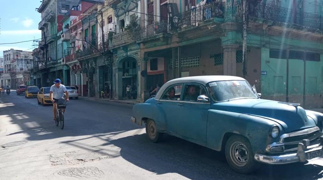 Cubanos en una calle de La Habana.